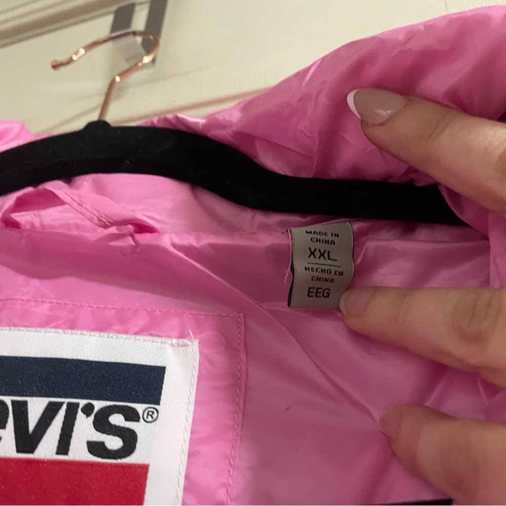 Levi's Women's Light Pink Puffer Vest - Picture 5 of 5
